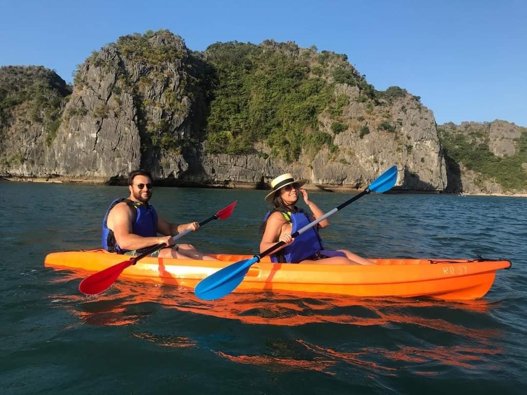 Du khách có thể tự tay chèo thuyền kayak xuyên qua các hang nước ngầm