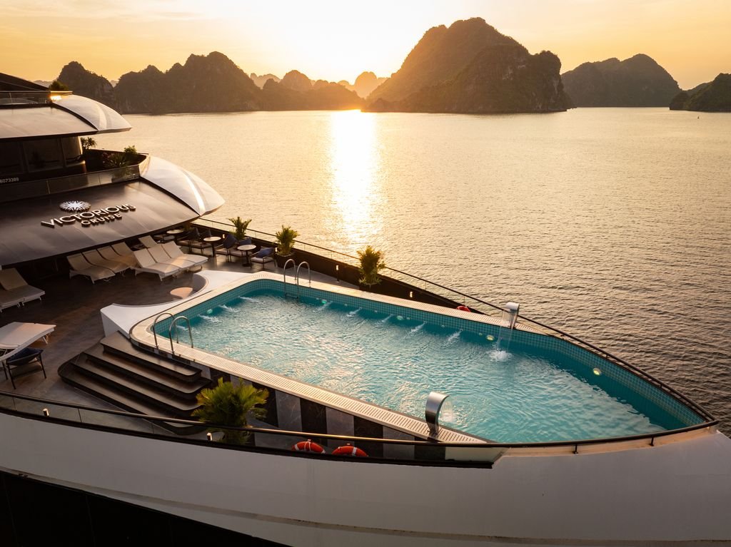 Hồ bơi vô cực đầu mũi thuyền tạo điểm ngắm nhìn toàn cảnh vịnh đá vôi kỳ vĩ