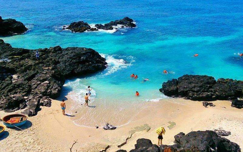 Du khách tiếp cận bãi Đá Đen sau hành trình di chuyển
