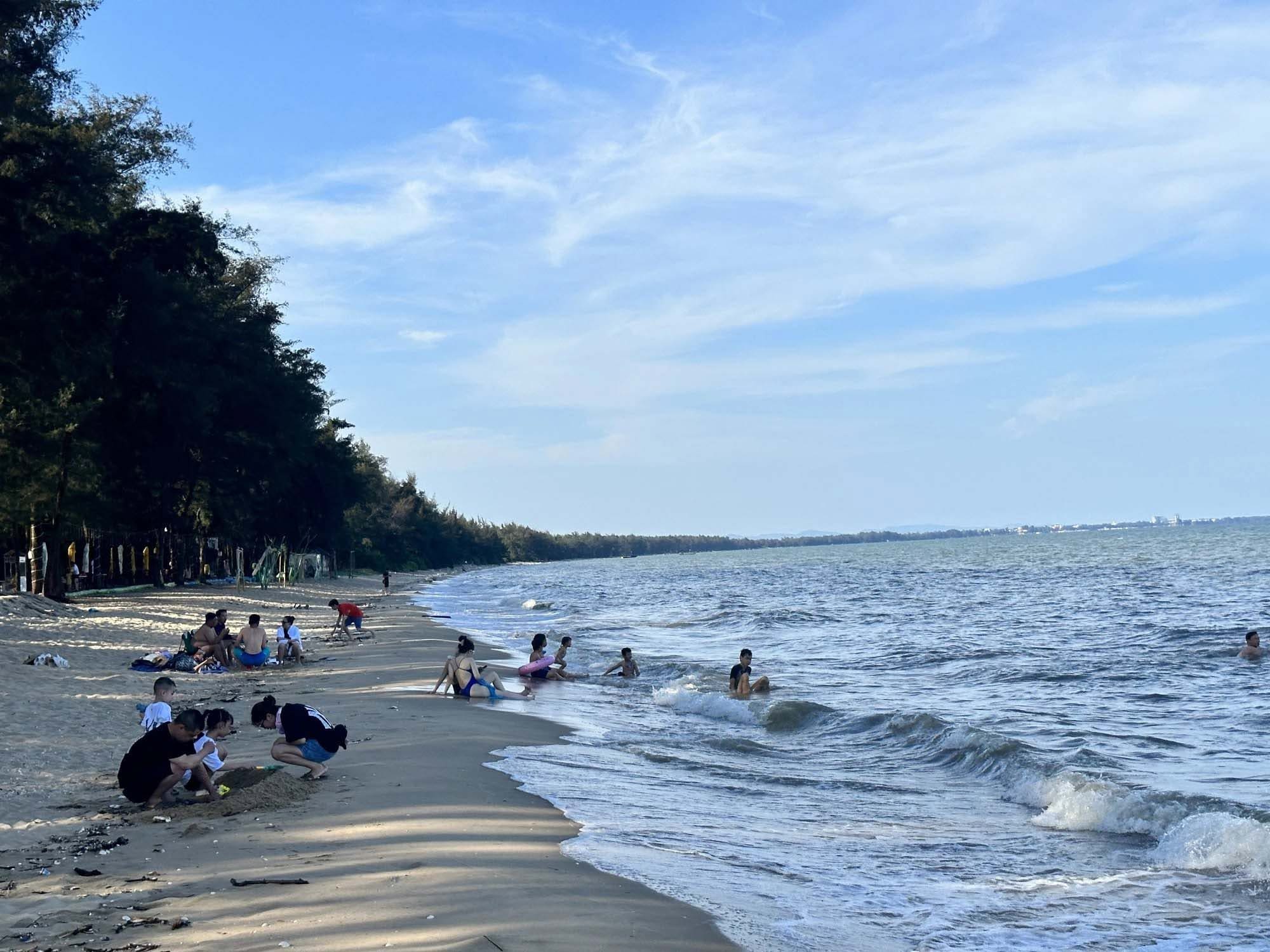 Du khách dạo chơi và tắm biển trong không gian yên bình