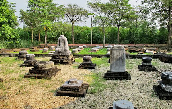 Bia đá và hiện vật khảo cổ trong đền