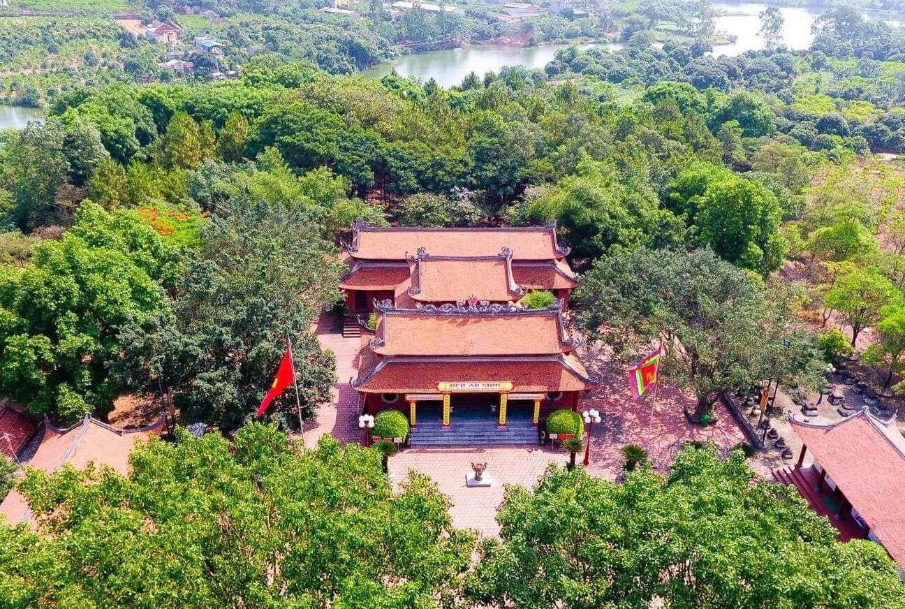 Toàn bộ đến được bao bọc bởi núi non và cây xanh