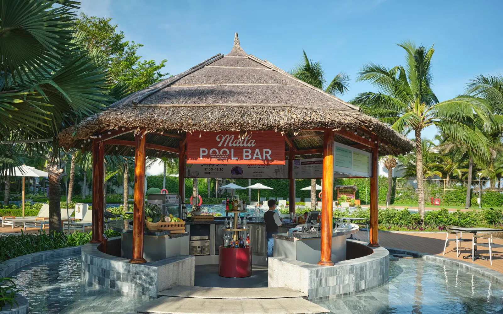 Quầy bar kế bên hồ bơi cho du khách thoải mái thưởng thức