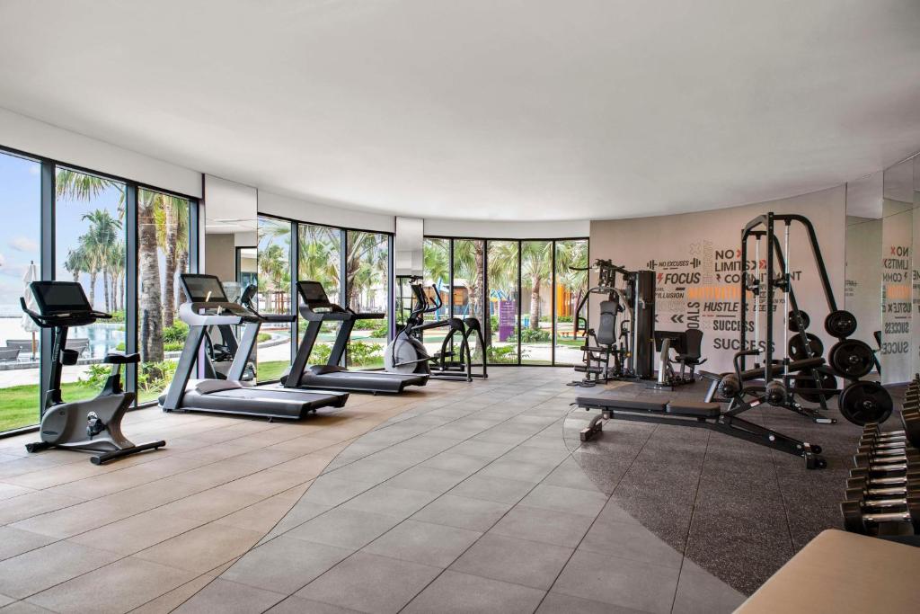 Phòng gym thiết kế cửa kính hướng biển tăng sự sáng sủa