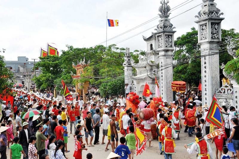 Người dân đổ về tấp nập tham gia lễ hội