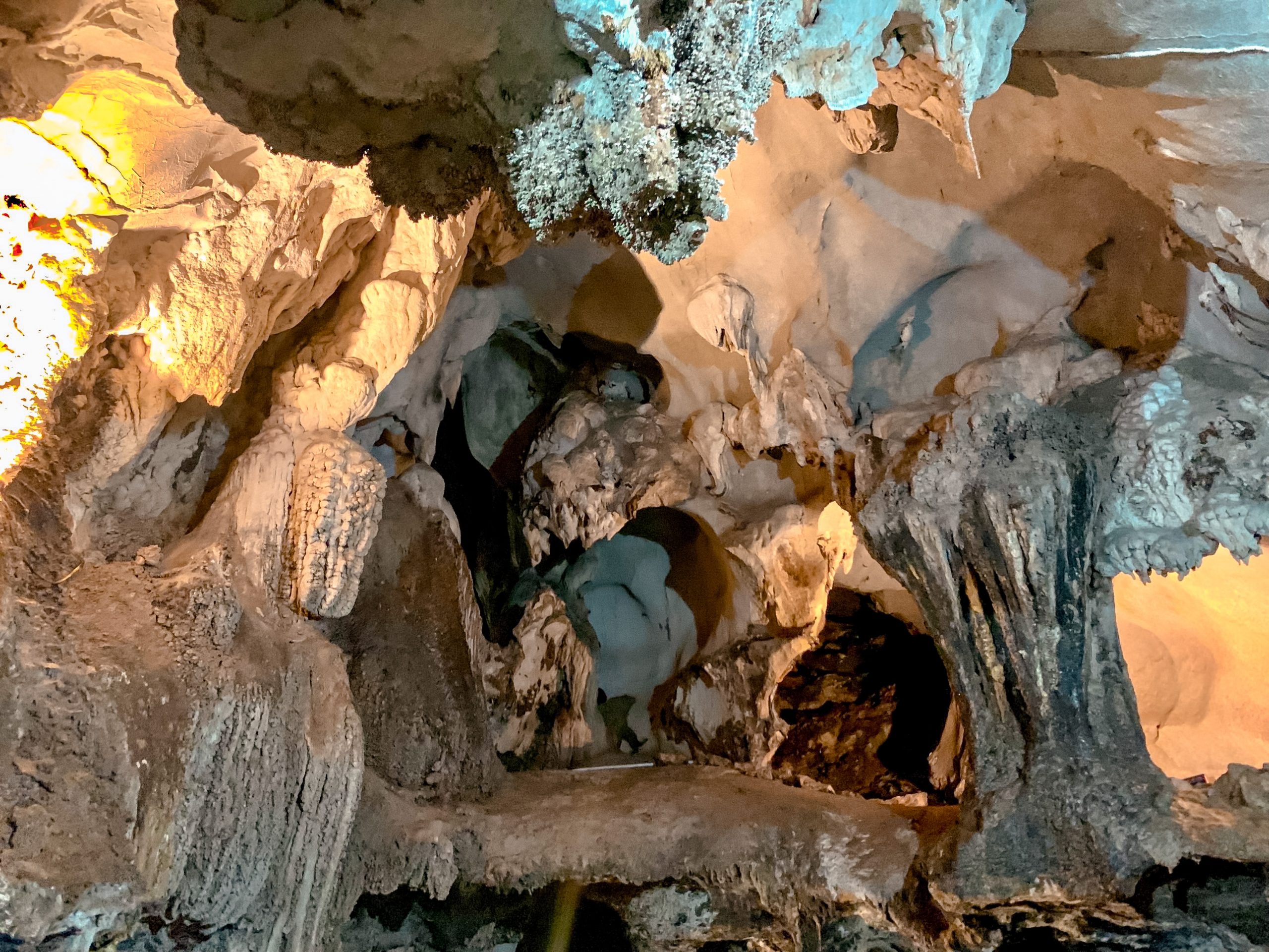 những lối đi uốn lượn, vòm đá cao trong động Trung Trang