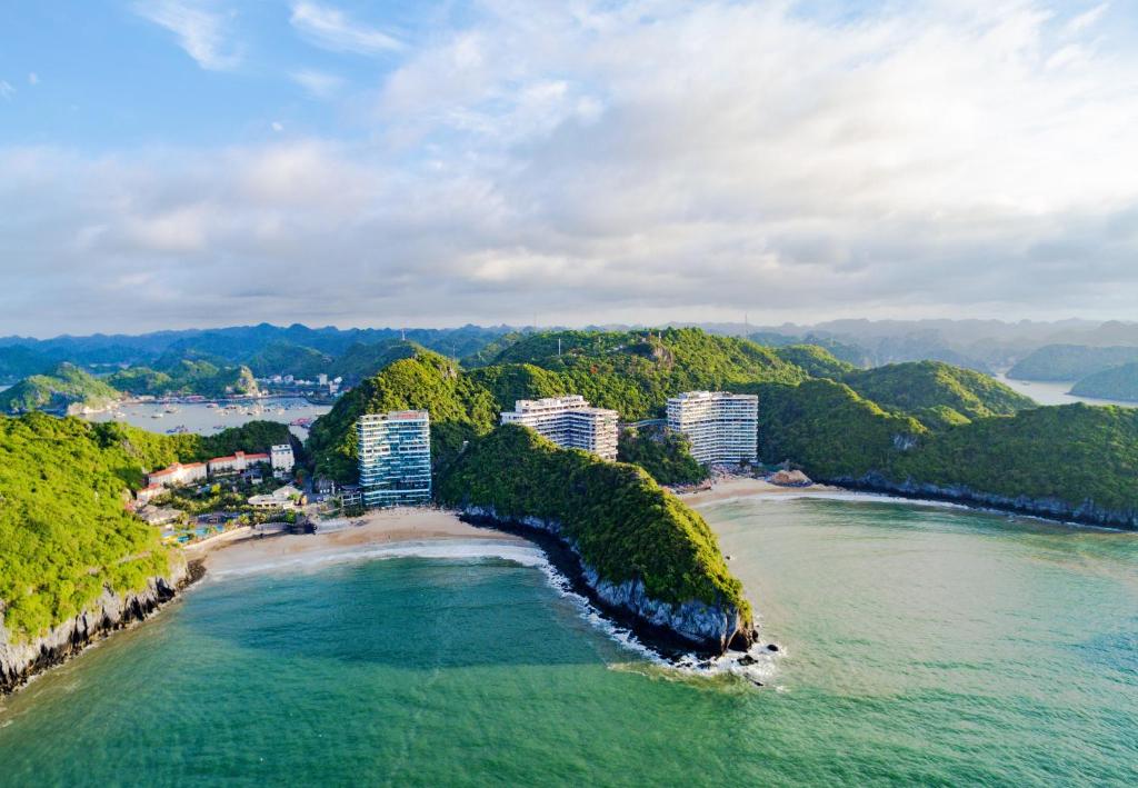 Toàn cảnh từ trên cao của Flamingo Cát Bà Beach Resort
