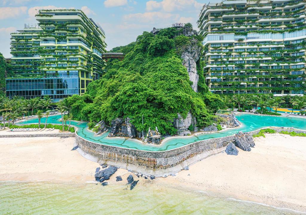 Từng tầng được trang trí với cây xanh 