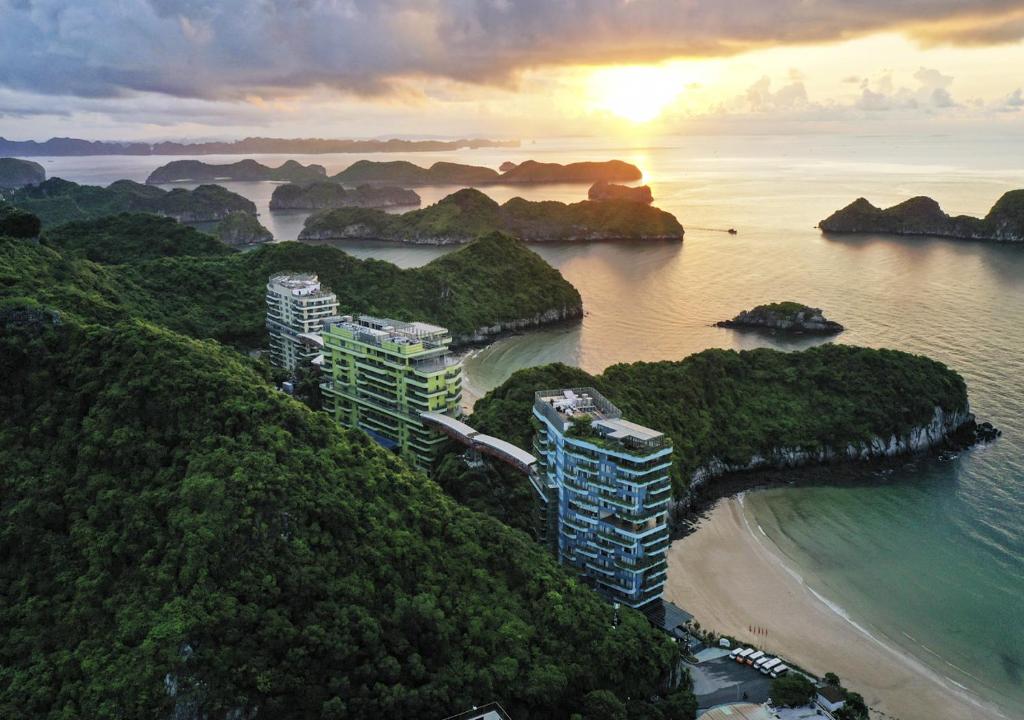 Flamingo Cát Bà Beach Resort được bao quanh bởi các đảo sắc xanh
