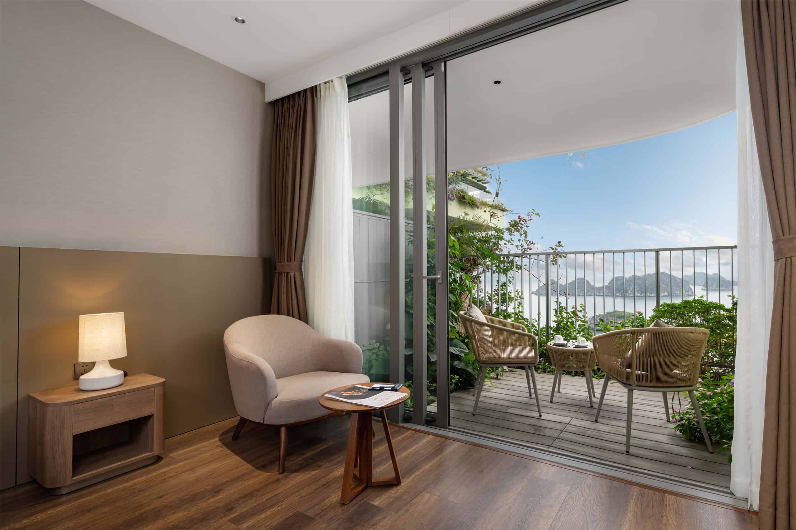 Phòng Premier trang bị bàn ghế với tầm nhìn hướng biển đảo