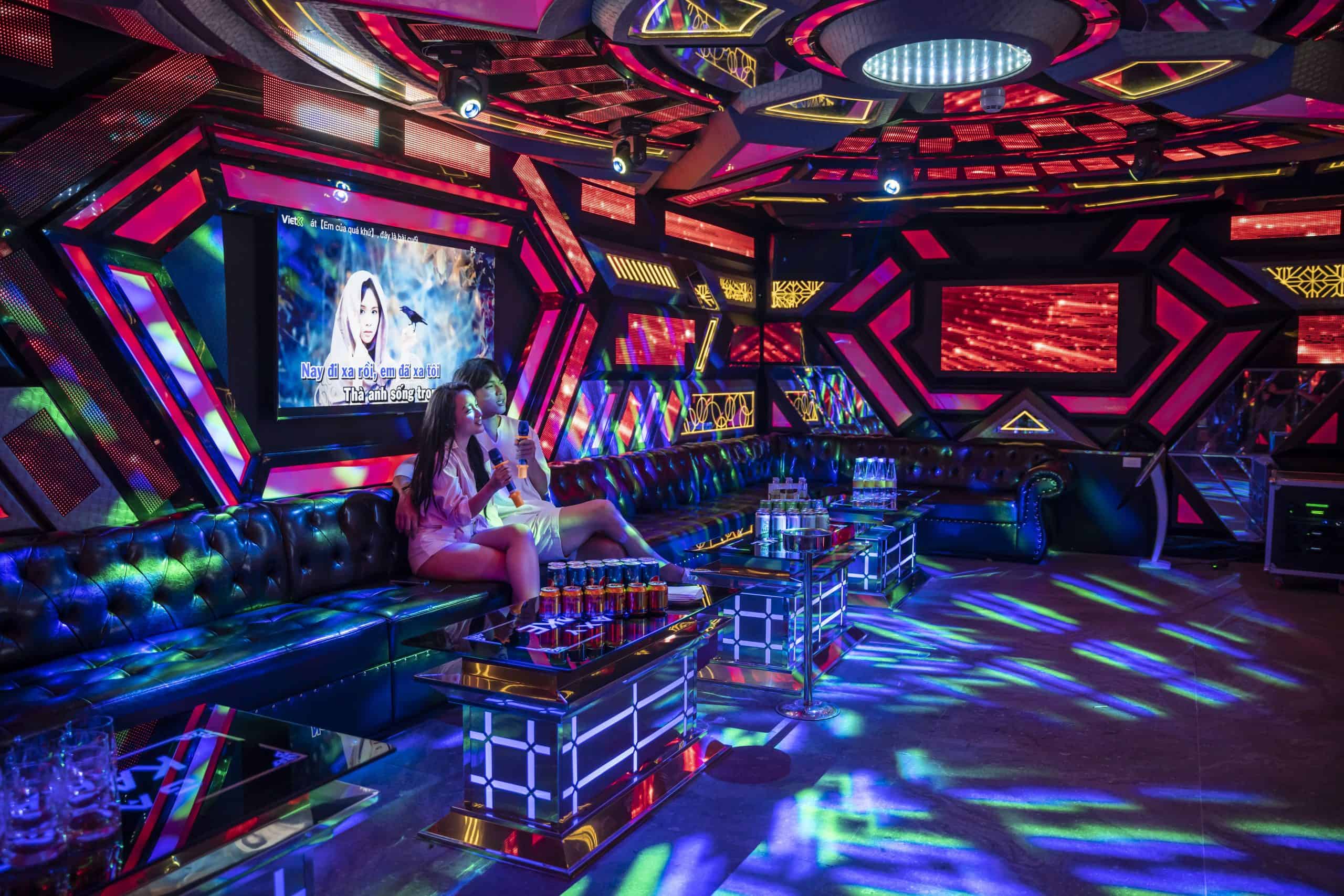 Phòng karaoke sang trọng với hệ thống âm thanh chất lượng cao