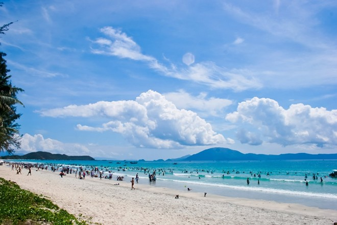 Bãi Cháy là một trong những điểm đến gần nhất và nổi bật nhất khu vực, chỉ cách khách sạn một quãng di chuyển ngắn.