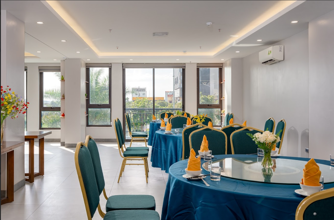 Khách sạn sở hữu nhà hàng phục vụ buffet sáng phong phú và thực đơn đa dạng các món Á - Âu