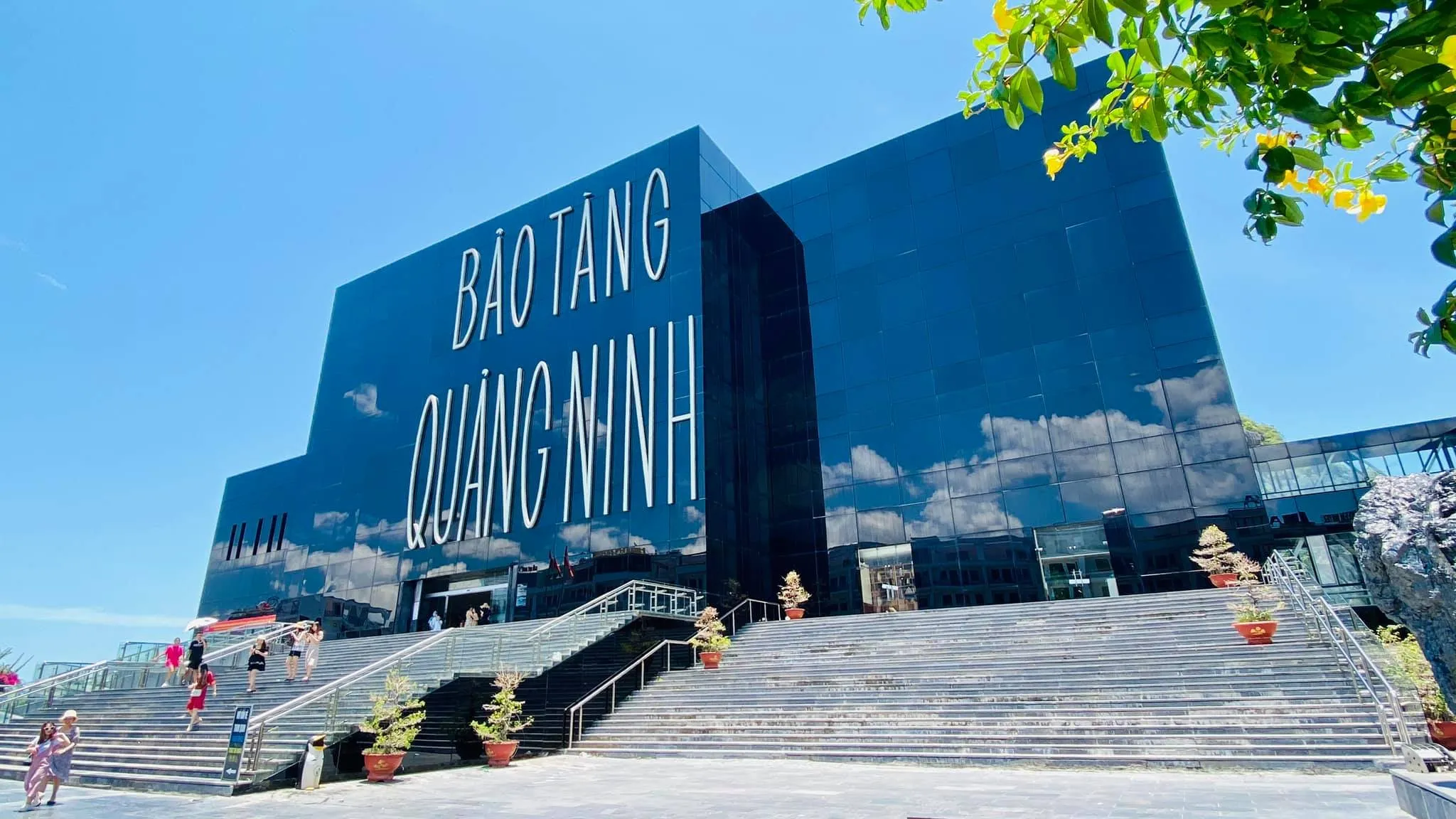 Bảo tàng Quảng Ninh gây ấn tượng với kiến trúc kính đen độc đáo bên bờ biển