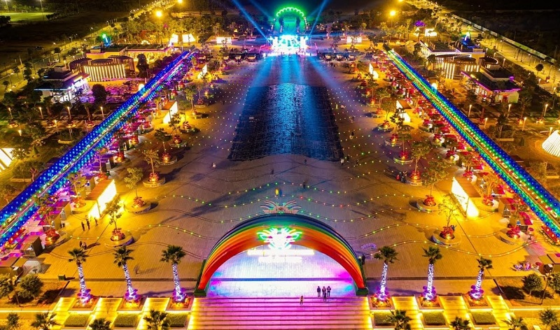 Chợ đêm Hạ Long là khu vực sôi động về đêm với hàng trăm gian hàng bày bán ẩm thực đường phố