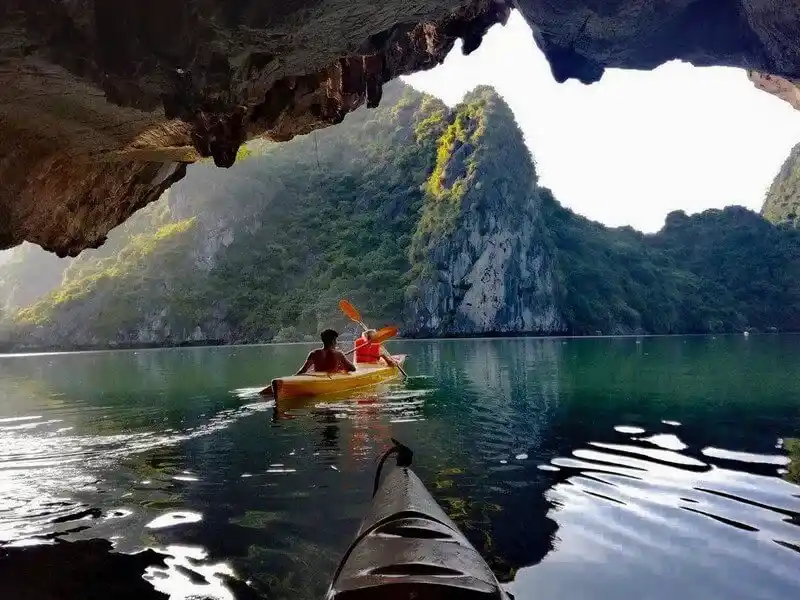 Chèo kayak - Hoạt động không thể thiếu trong chuyến thăm vịnh