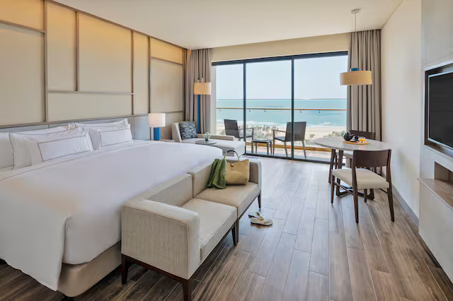 Căn phòng Deluxe thoáng mát với tầm nhìn hướng biển