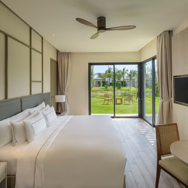 Phòng Premium đầy đủ nội thất với tông màu tối giản
