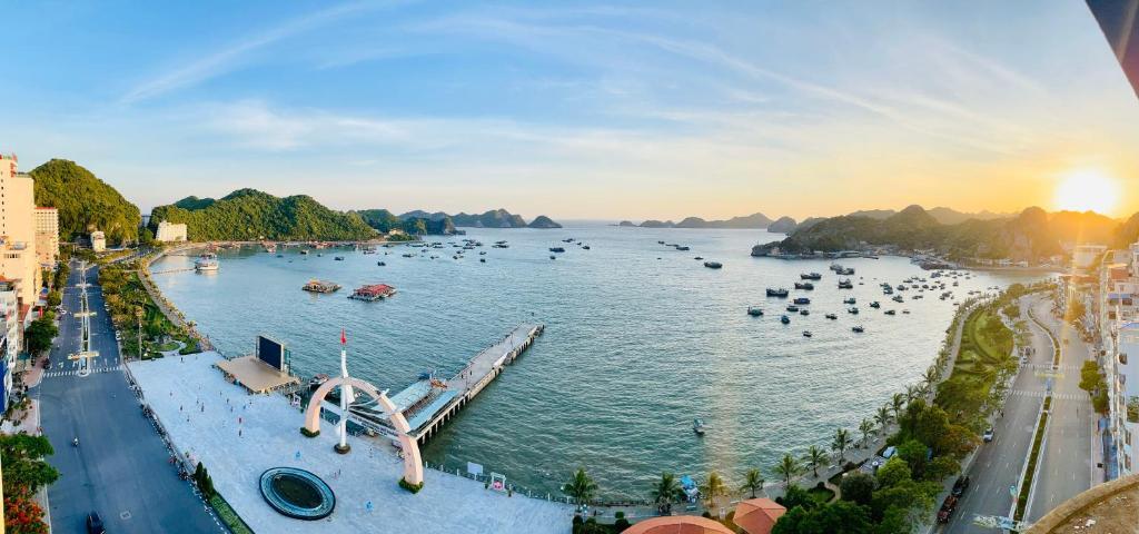 Vị trí khách sạn sát biển với những hải sản địa phương chất lượng