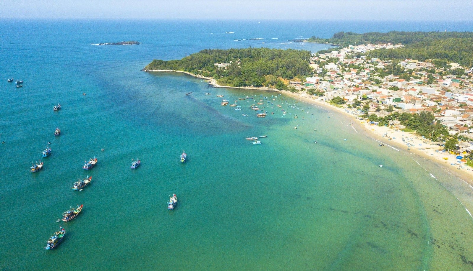 Khung cảnh bãi biển Bình Châu hoang sơ với làn nước trong xanh và dải cát trắng mịn