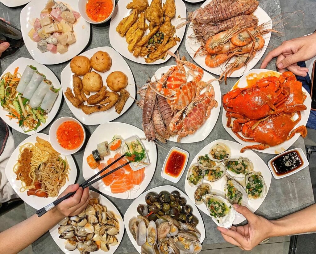 Thưởng thức tiệc hải sản tươi sống vừa được đánh bắt
