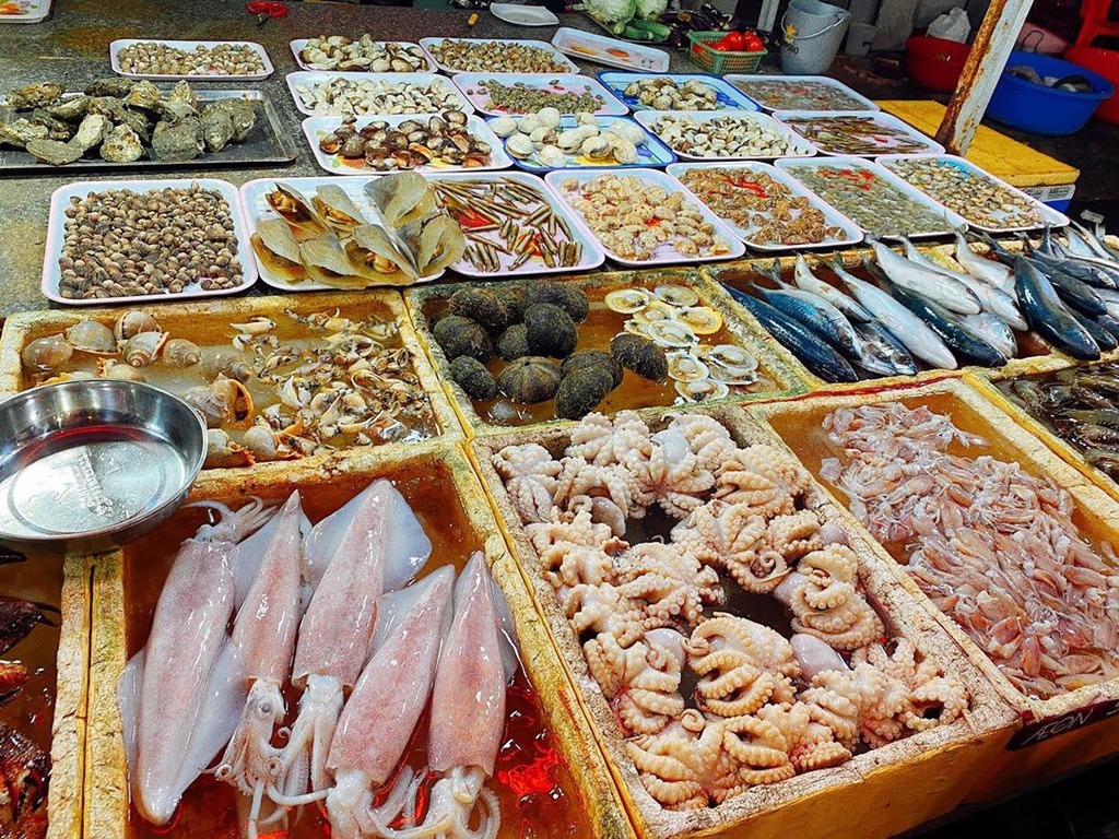 Hải sản tươi sống đa dạng cho du khách tha hồ thưởng thức