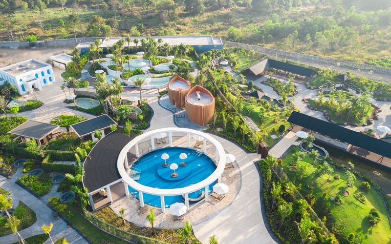 Không gian nghỉ dưỡng sang trọng, hồ bơi rộng lớn nhìn ra biển tại một resort đẳng cấp gần Bình Châu