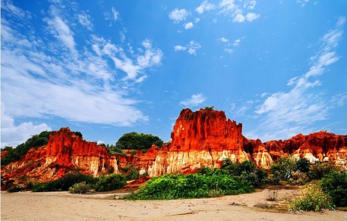 Sự tương phản tuyệt đẹp giữa đồi đất sét đỏ rực và làn nước biển xanh trong tại Gành Son
