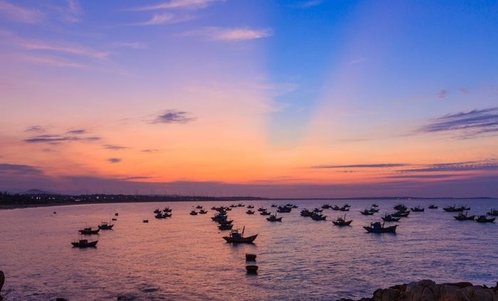 Bãi biển Gành Son mang màu sắc tuyệt đẹp khi hoàng hôn xuống