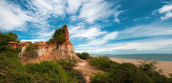 Khám phá đồi đất sét đỏ và những bãi đá hình thù kỳ lạ