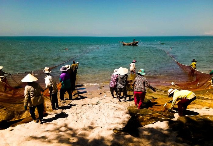 Khám phá nhịp sống làng chài cùng người dân bản địa