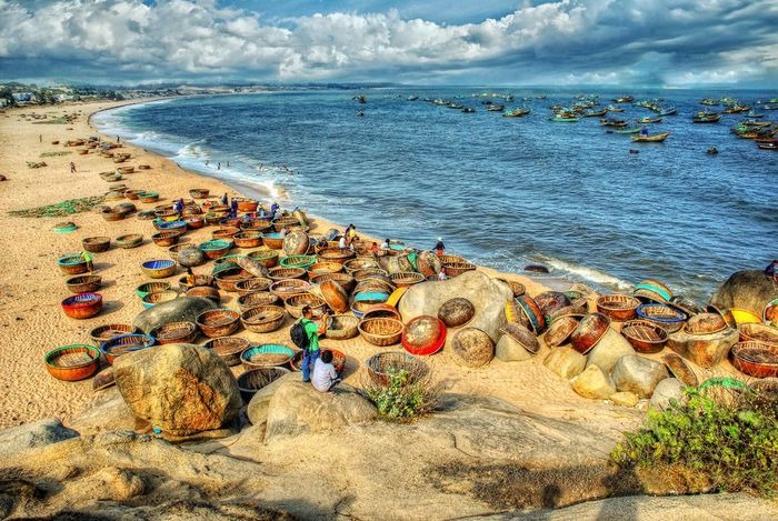 Bãi biển với đầy thuyền thúng đặc trưng của ngư dân làng chài