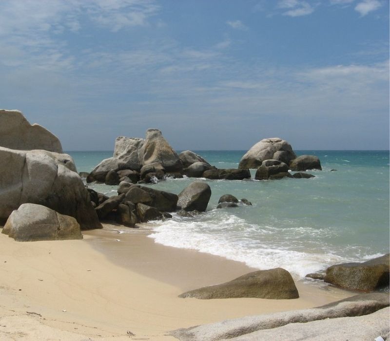 Bãi biển Thuận Quý trong xanh đầy hoang sơ
