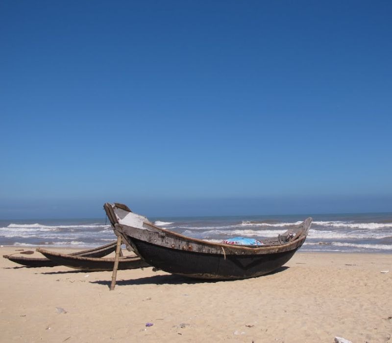 Bãi biển trong lành hoang sơ cùng với bầu trời trong xanh