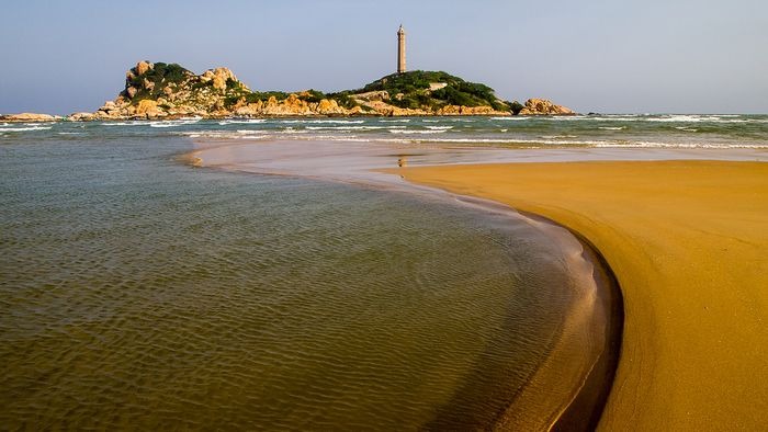 Bờ biển lãng mạn vàng ấm áp