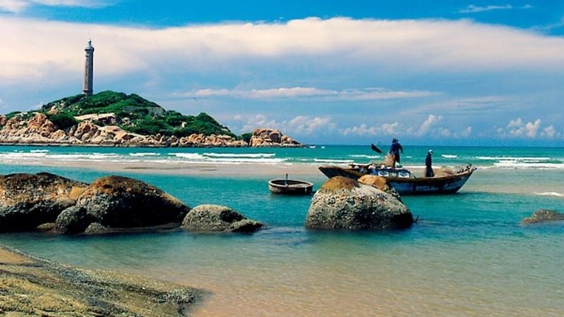 Ngọn hải đăng Kê Gà cổ kính sừng sững vươn lên giữa biển khơi bao la