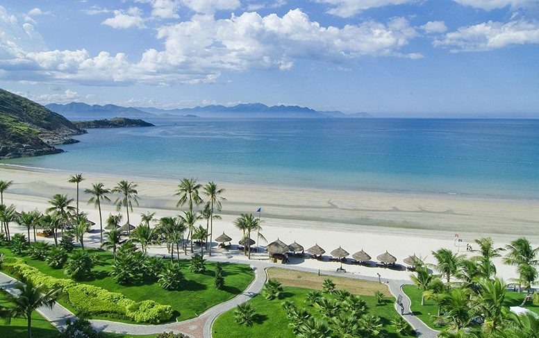 Khung cảnh hoang sơ, yên bình với bãi cát trắng mịn và làn nước trong xanh tại bãi tắm Chí Linh