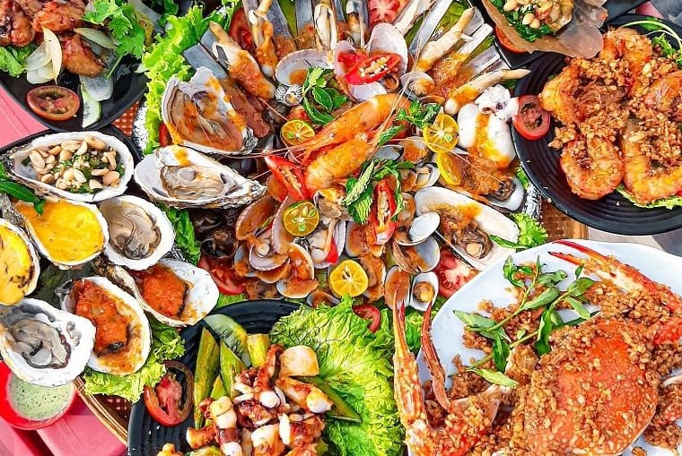 Thưởng thức hải sản tươi sống tại bãi biển Chí Linh