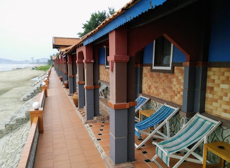 Một góc không gian nghỉ dưỡng tiện nghi, tràn ngập ánh sáng tại resort gần khu vực biển Chí Linh