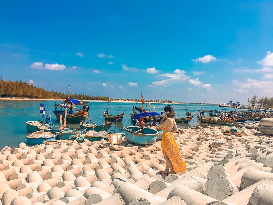 Nét đẹp mộc mạc của người dân tại cảng cá biển Lộc An 