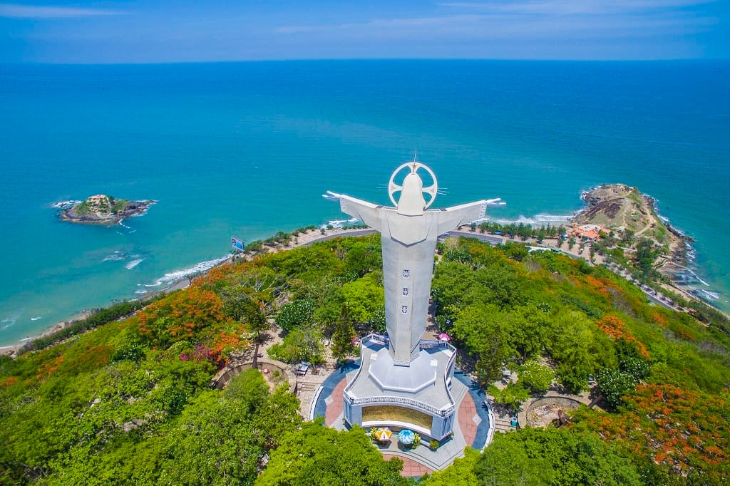 Tầm nhìn bãi Võng Nguyệt Vũng Tàu từ tượng Chúa Ki-tô vô cùng hùng vĩ 