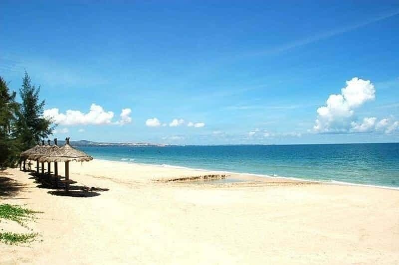 Khu vực bãi biển trong lành với làn nước biển trong xanh