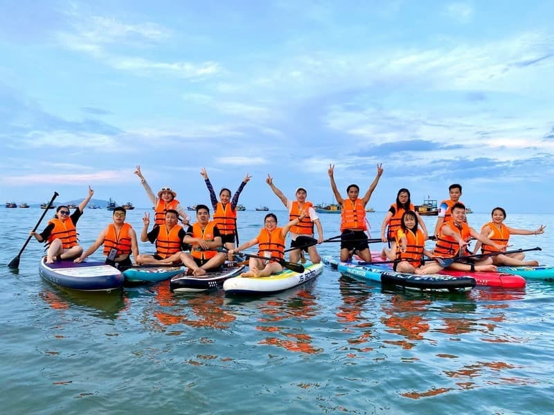 Tắm biển và tham gia các hoạt động teambuilding sôi động