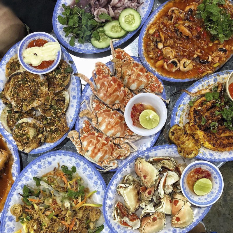 Vui chơi và thưởng thức hải sản tươi sống tại biển Cam Bình
