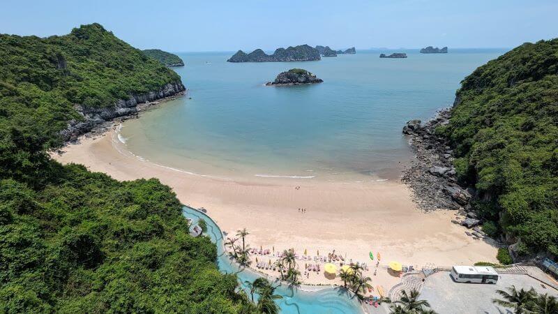 Bãi tắm Cát Cò xanh mát 