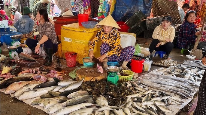Hải sản tươi sống được ngư dân chế biến tại chỗ