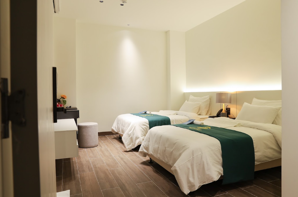 Phòng Superior Twin được bố trí hai giường đơn riêng biệt (kích thước 1m2 x 2m), là lựa chọn phù hợp cho bạn bè, đồng nghiệp hoặc khách đi công tác cùng nhau.