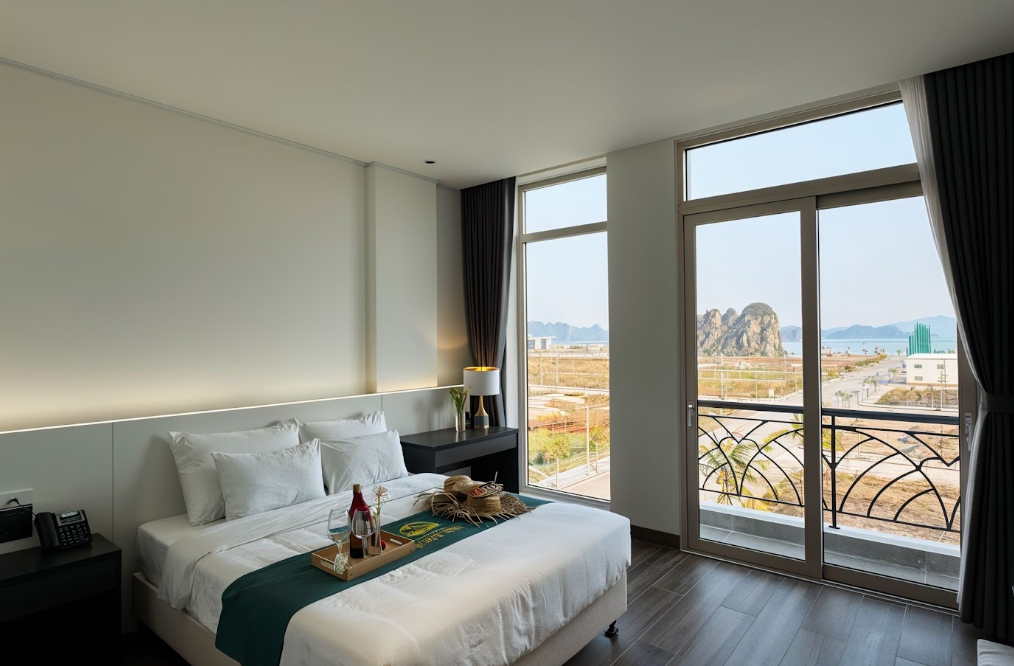 Phòng Premium Deluxe ghi điểm bởi không gian thoáng đãng cùng thiết kế kiến trúc sang trọng, mở ra một nơi lưu trú cao cấp trọn vẹn.