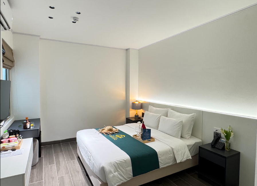 Phòng Superior Double gây ấn tượng bởi thiết kế ấm cúng và phong cách bày trí tinh tế.