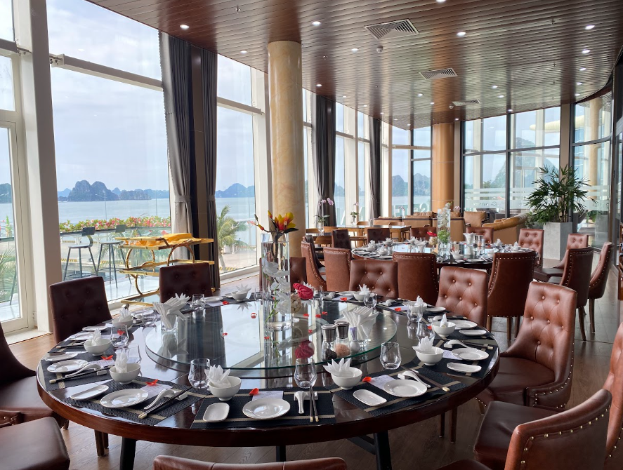 Nhà hàng Ao Tiên mang đến hành trình ẩm thực phong phú từ các món hải sản địa phương tươi sống đến thực đơn Á - Âu tinh tế.